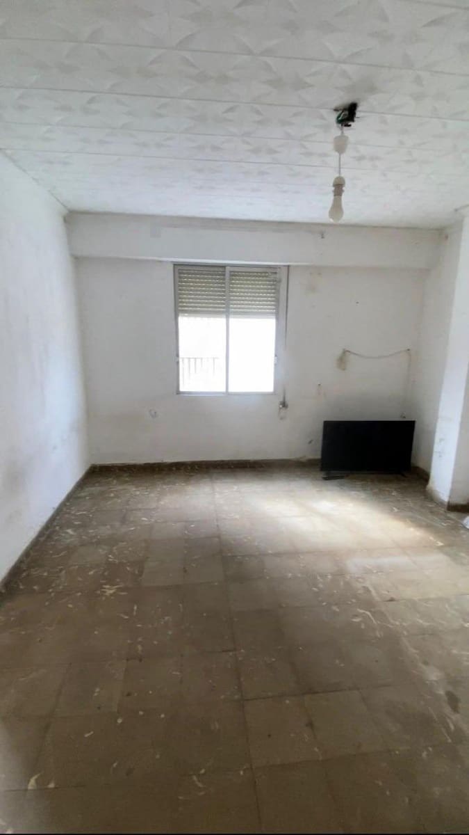 3 bedroom Flat for sale in Carcaixent - € 75,000 (Ref: 10013392)