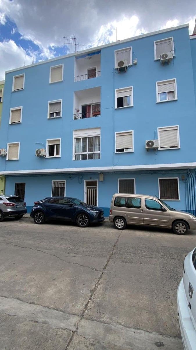 3 bedroom Flat for sale in Carcaixent - € 75,000 (Ref: 10013392)