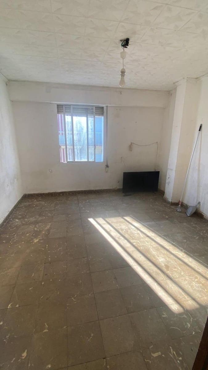 3 bedroom Flat for sale in Carcaixent - € 75,000 (Ref: 10013392)