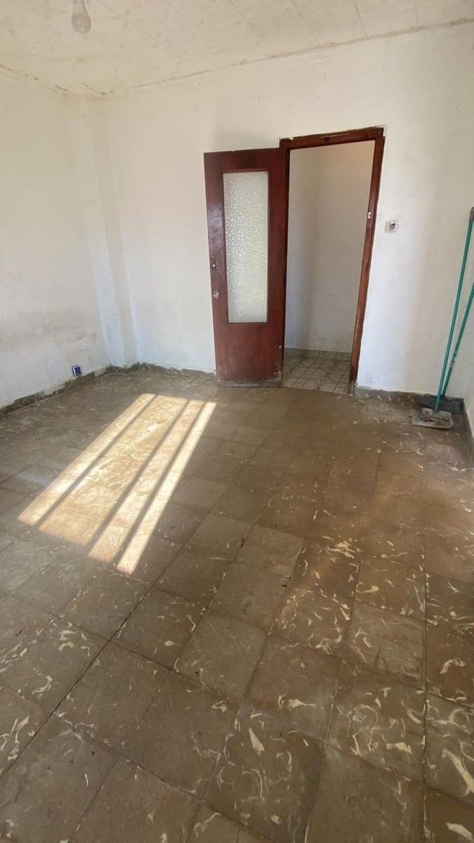 3 bedroom Flat for sale in Carcaixent - € 75,000 (Ref: 10013392)