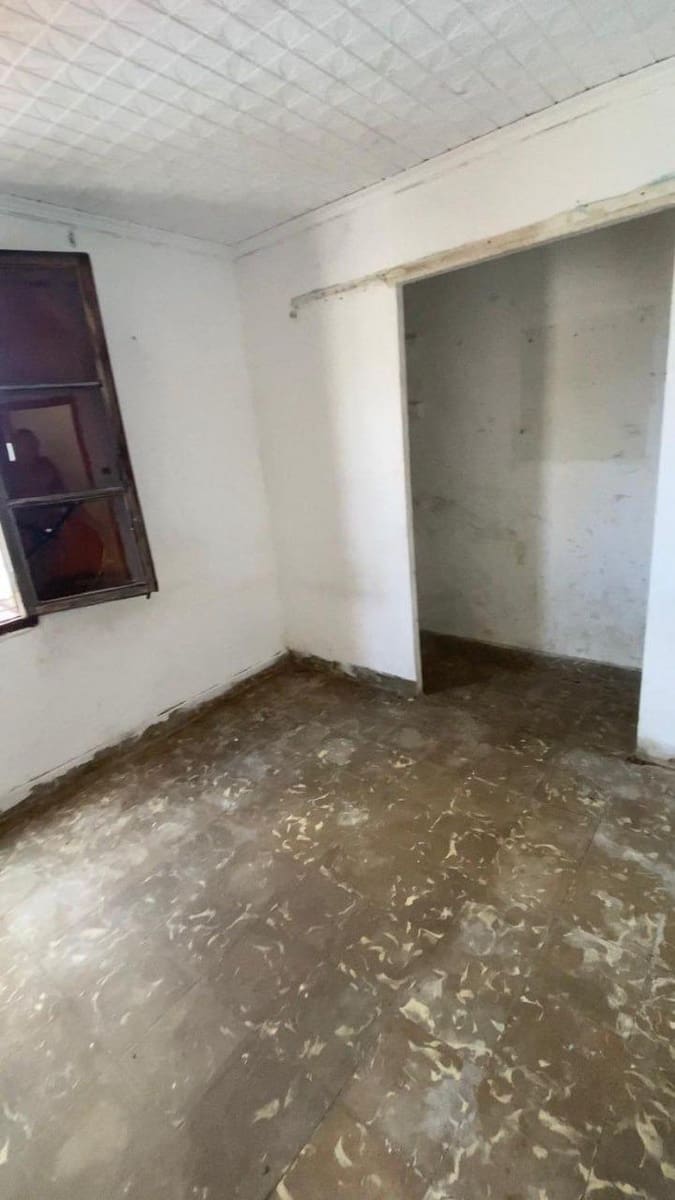 3 bedroom Flat for sale in Carcaixent - € 75,000 (Ref: 10013392)