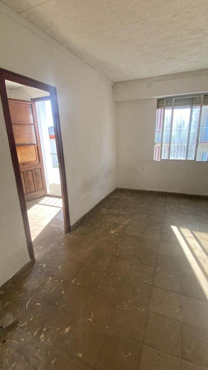 3 bedroom Flat for sale in Carcaixent - € 75,000 (Ref: 10013392)