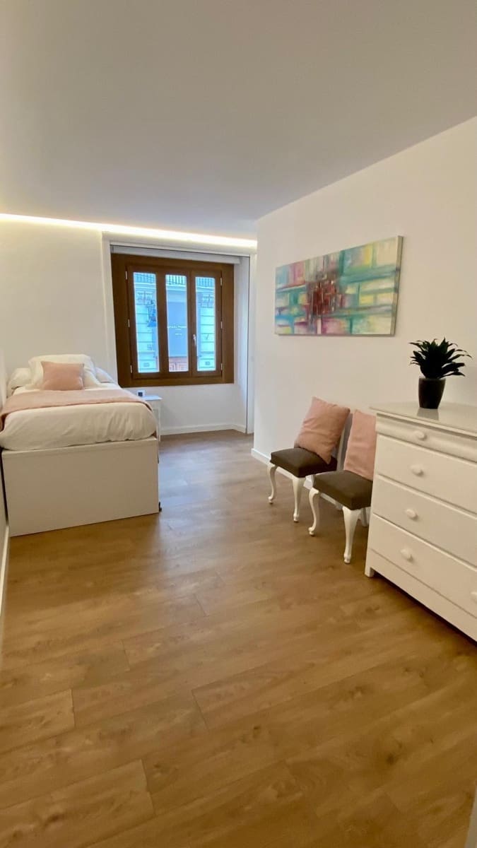 3 quarto Apartamento para arrendar em Valencia cidade - 3 000 € (Ref: 10015634)