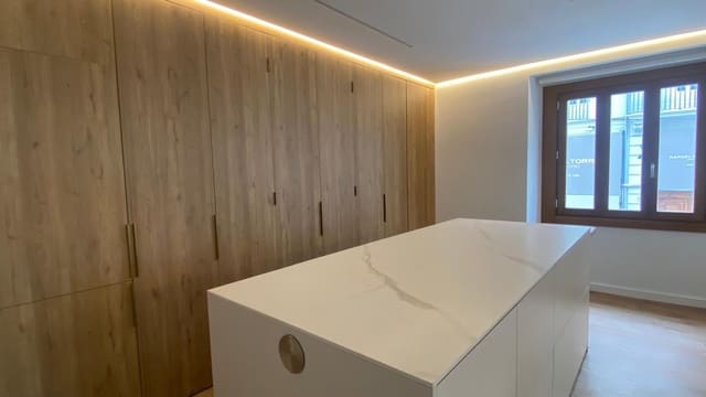 3 quarto Apartamento para arrendar em El Mercat, Valência cidade - 3 000 € (Ref: 10015634)