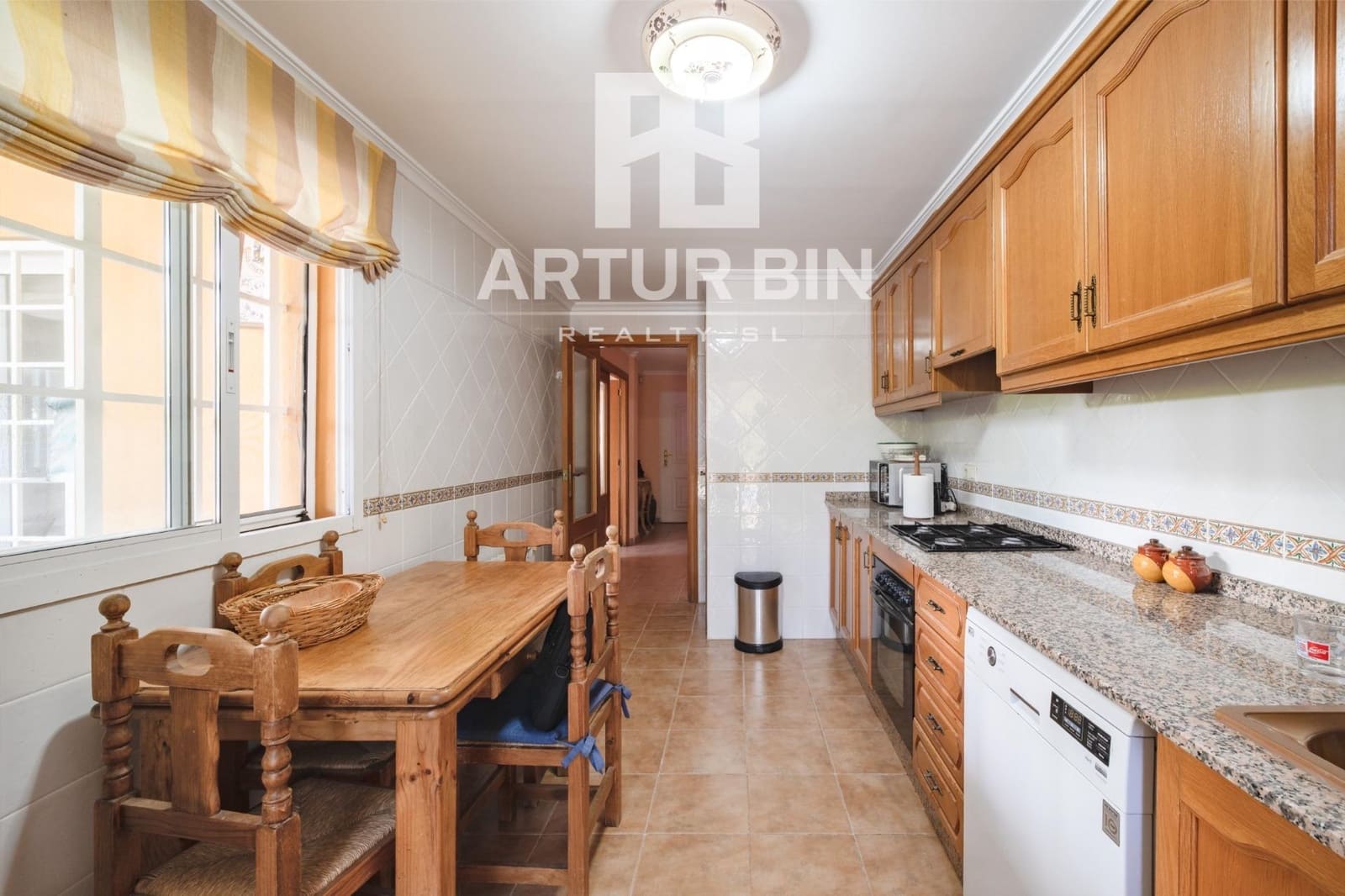 4 makuuhuone Huvila myytävänä paikassa La Pobla de Vallbona mukana uima-altaan 
autotalli - 485 000 € (Ref: 10030633)