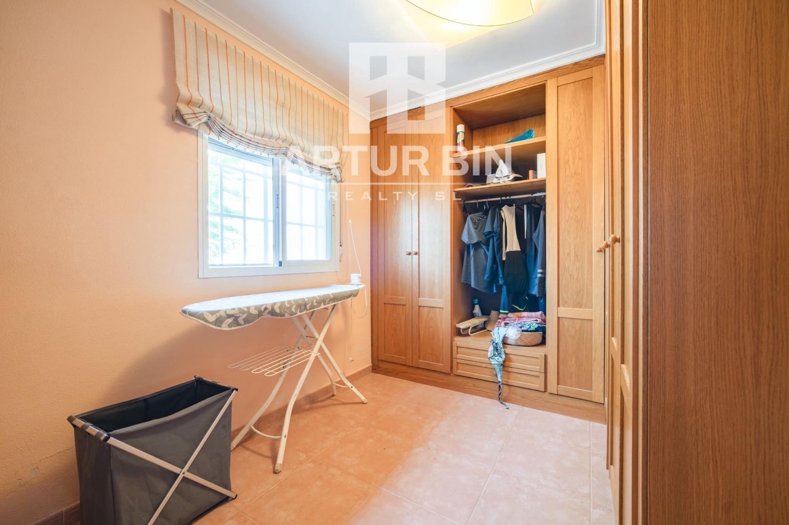 4 makuuhuone Huvila myytävänä paikassa La Pobla de Vallbona mukana uima-altaan 
autotalli - 485 000 € (Ref: 10030633)