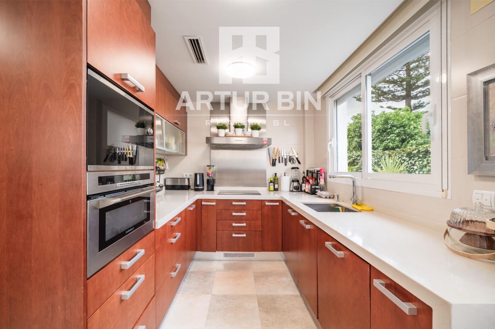 4 slaapkamer Rijtjeshuis te koop in Paterna met zwembad garage - € 790.000 (Ref: 10049365)