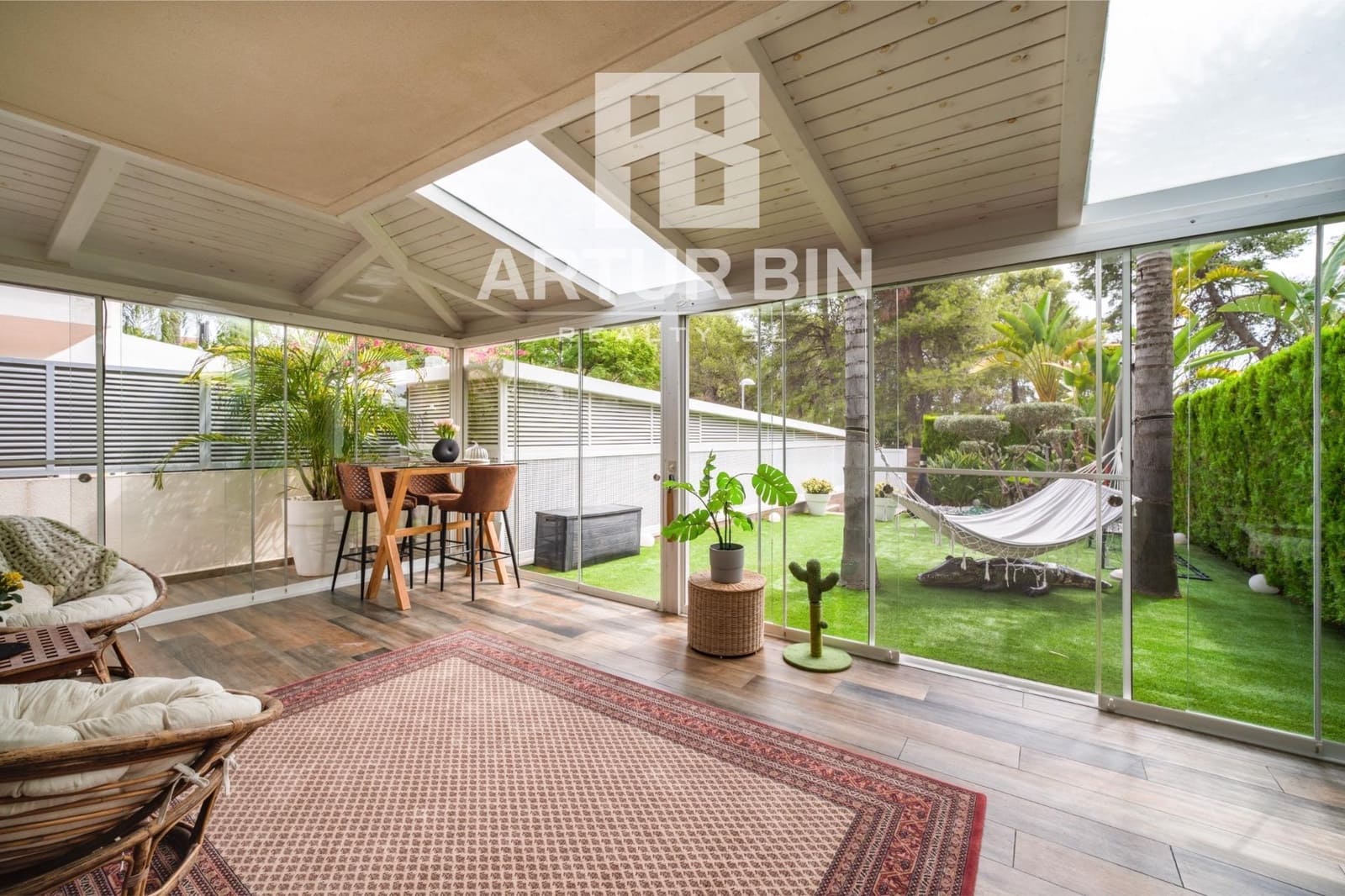 4 slaapkamer Rijtjeshuis te koop in Paterna met zwembad garage - € 790.000 (Ref: 10049365)
