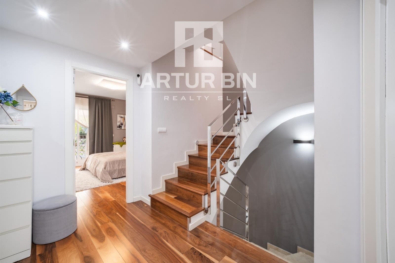 4 slaapkamer Rijtjeshuis te koop in Paterna met zwembad garage - € 790.000 (Ref: 10049365)