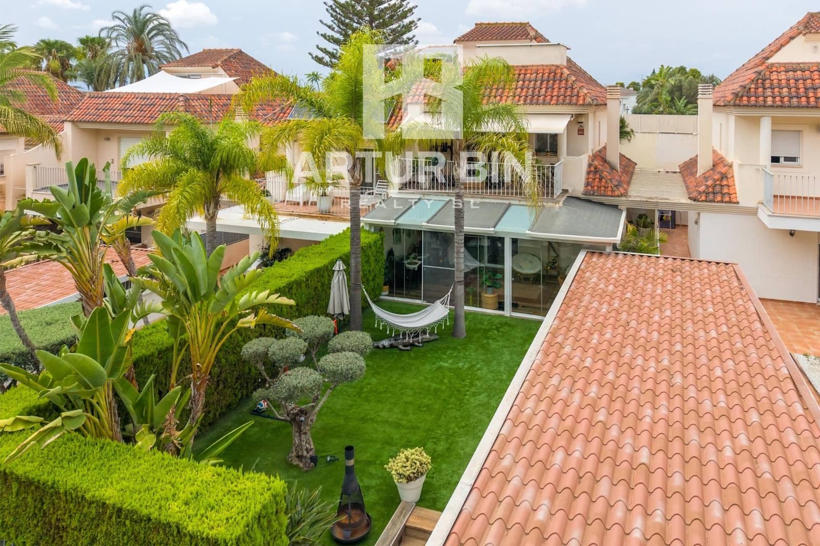 4 slaapkamer Rijtjeshuis te koop in Paterna met zwembad garage - € 790.000 (Ref: 10049365)