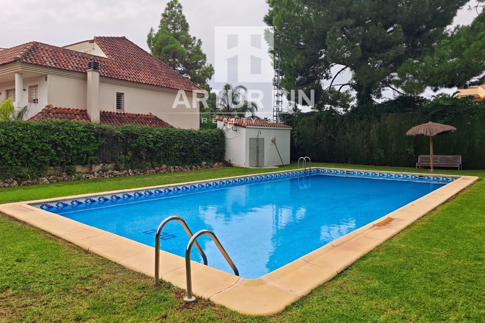 4 slaapkamer Rijtjeshuis te koop in Paterna met zwembad garage - € 790.000 (Ref: 10049365)