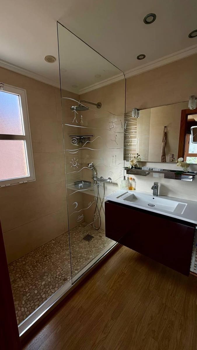 Appartement de 3 chambres à louer à Playa de San Juan avec piscine garage - 1 900 € (Ref: 10115931)