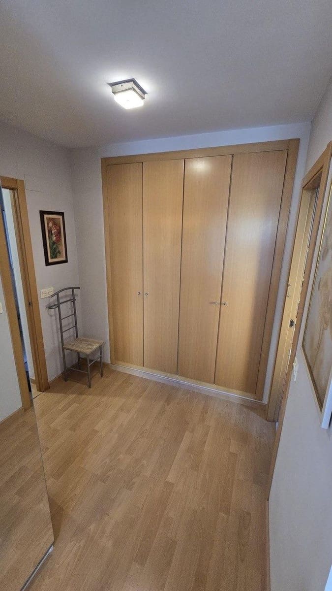 4 slaapkamer Flat te koop in La Pobla de Vallbona met zwembad garage - € 255.000 (Ref: 10161550)