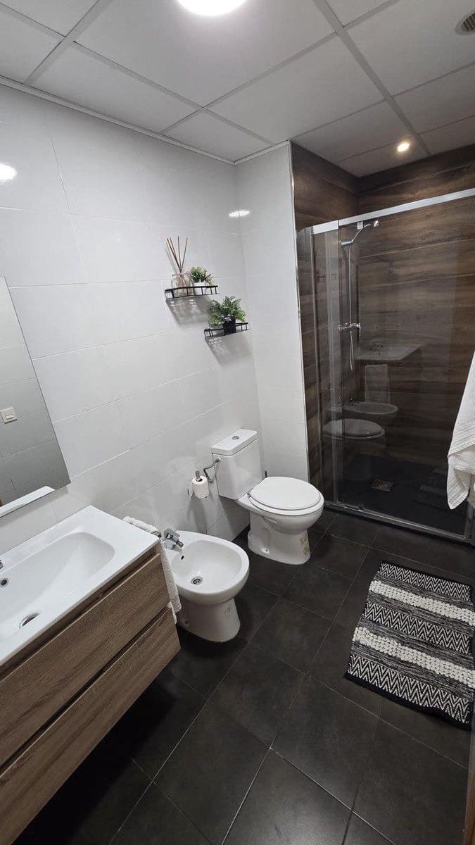 4 slaapkamer Flat te koop in La Pobla de Vallbona met zwembad garage - € 255.000 (Ref: 10161550)