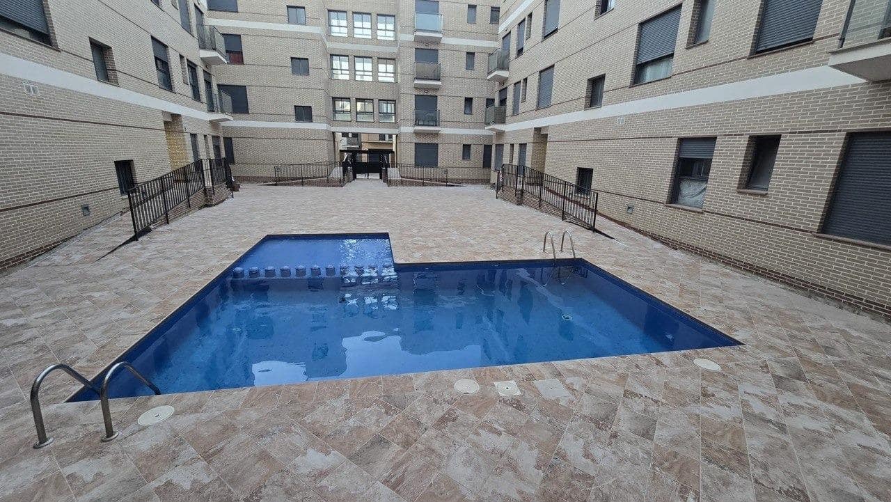 4 slaapkamer Flat te koop in La Pobla de Vallbona met zwembad garage - € 255.000 (Ref: 10161550)