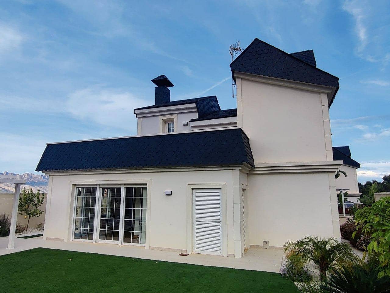 3 bedroom Villa for sale in Alicante / Alacant city with pool - € 560,000 (Ref: 8755661)