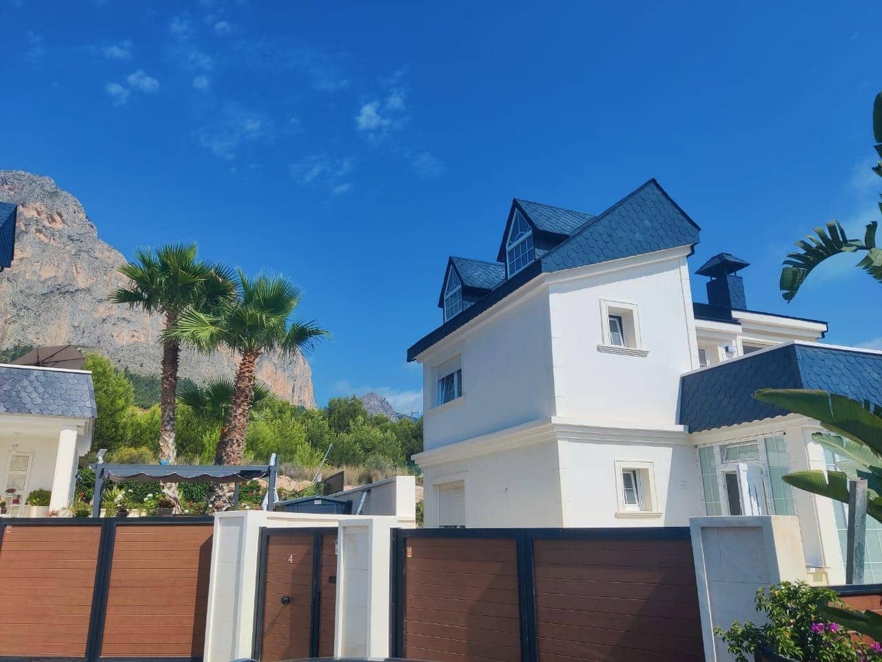 3 bedroom Villa for sale in Alicante / Alacant city with pool - € 560,000 (Ref: 8755661)