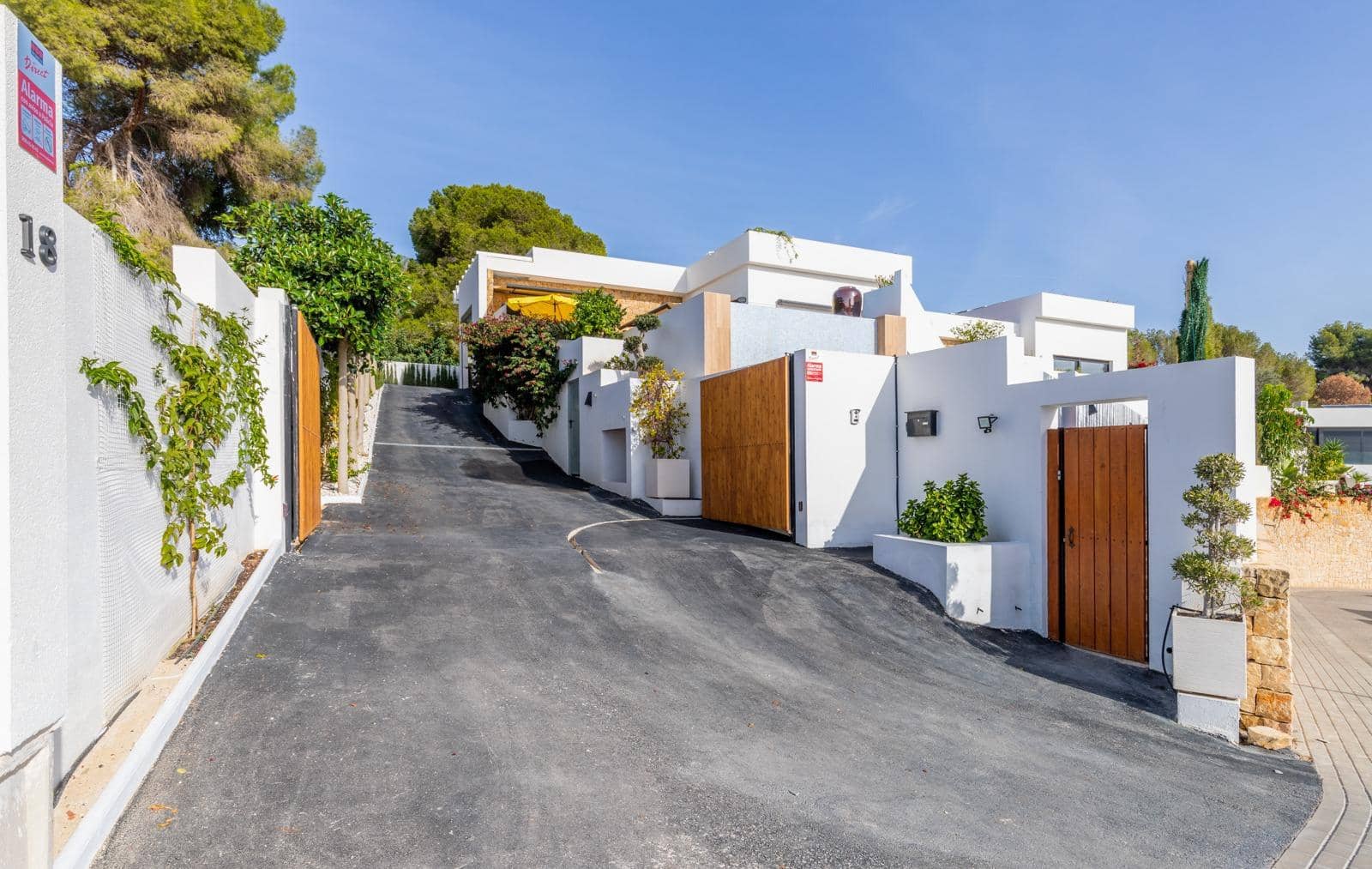 9 bedroom Villa for sale in Moraira with pool - € 2,595,000 (Ref: 8827537)