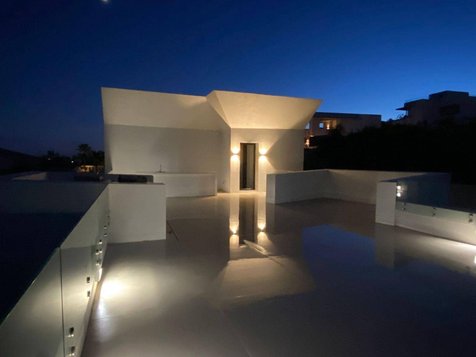 4 bedroom Villa for sale in Benahavis with pool - € 4,200,000 (Ref: 8836688)