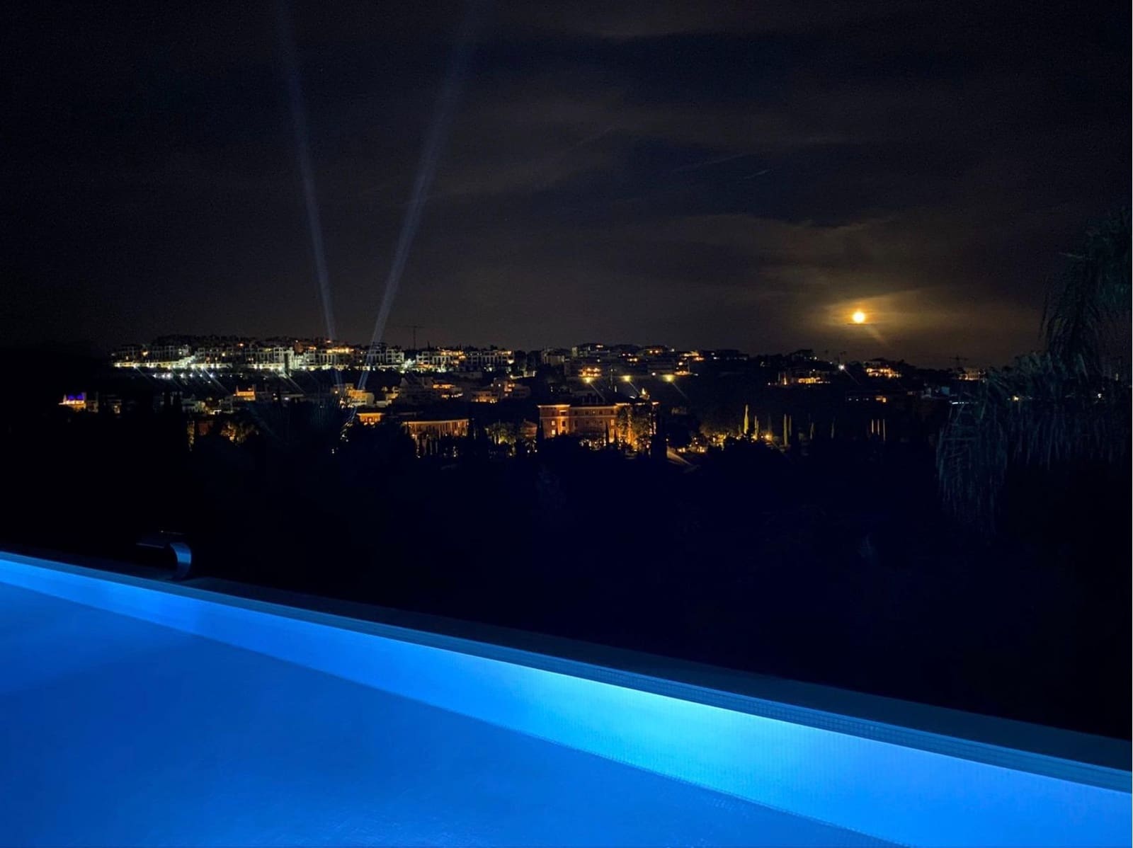 4 bedroom Villa for sale in Benahavis with pool - € 4,200,000 (Ref: 8836688)