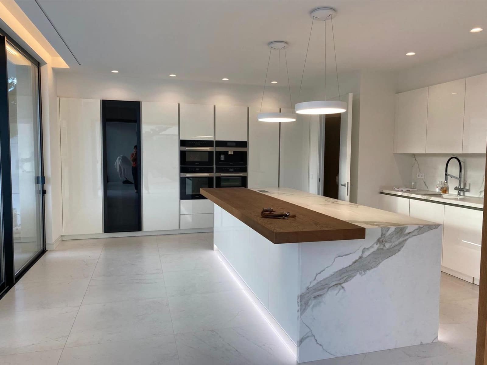 4 bedroom Villa for sale in Benahavis with pool - € 4,200,000 (Ref: 8836688)