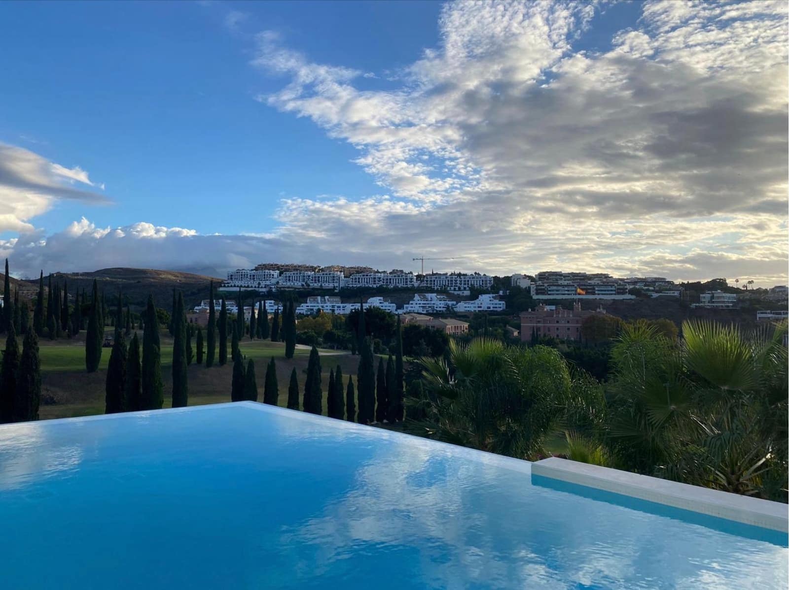 4 bedroom Villa for sale in Benahavis with pool - € 4,200,000 (Ref: 8836688)