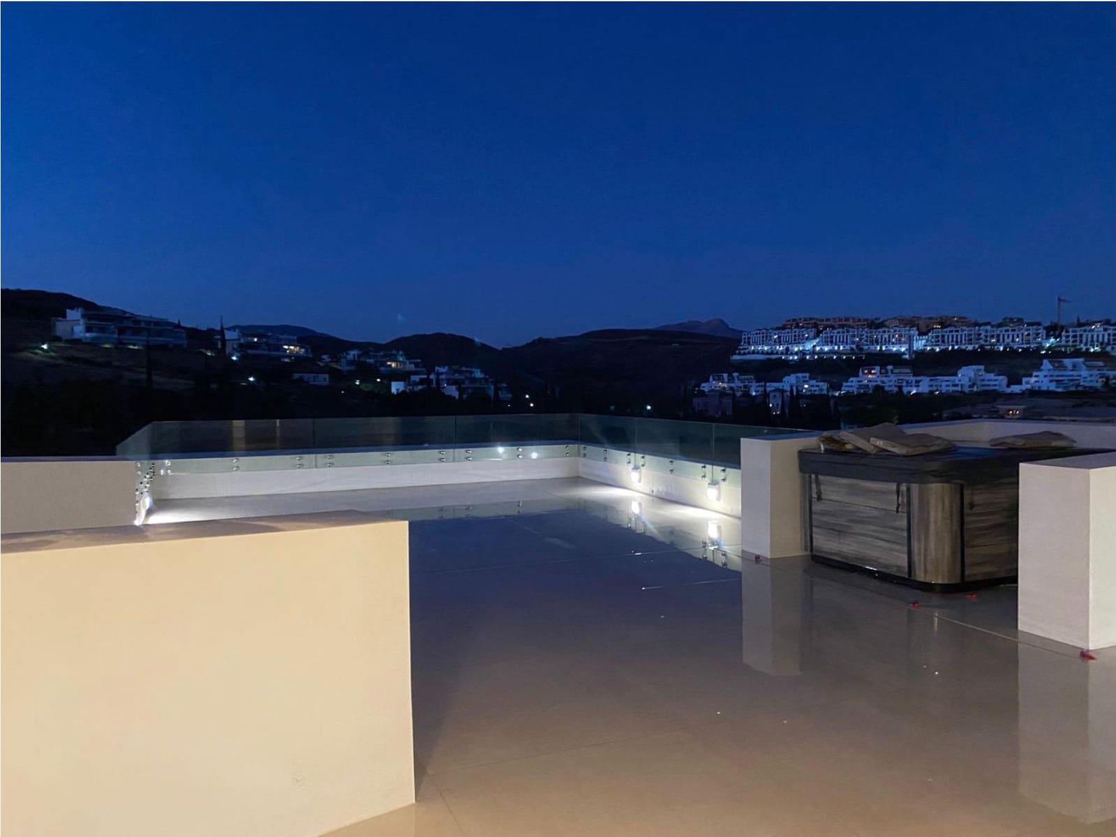 4 bedroom Villa for sale in Benahavis with pool - € 4,200,000 (Ref: 8836688)