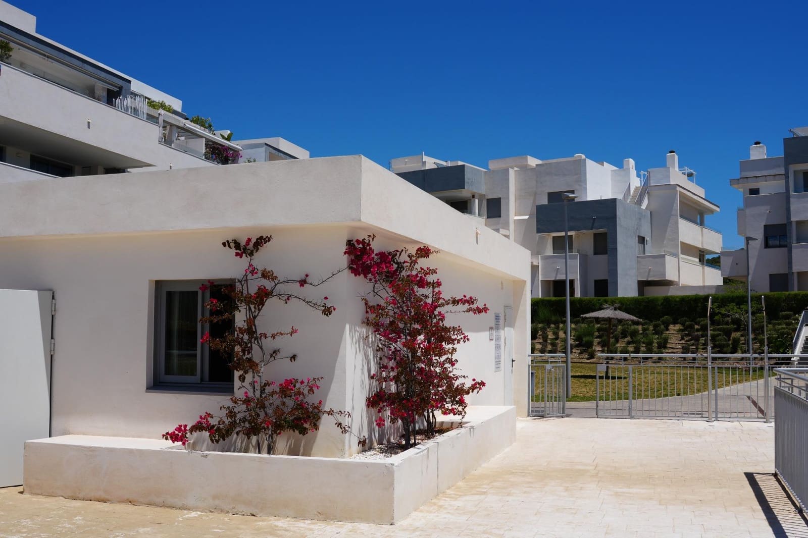 2 makuuhuone Huoneisto myytävänä paikassa Estepona mukana uima-altaan - 465 000 € (Ref: 9015486)