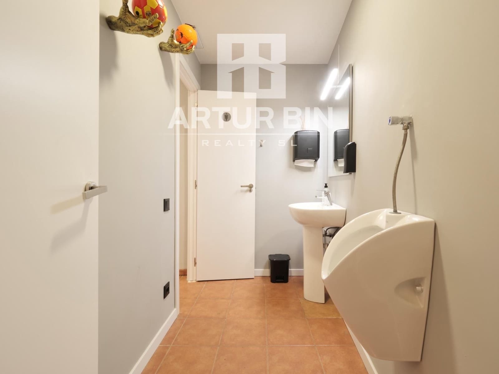 Business for sale in Valencia city - € 50,000 (Ref: 9347371)