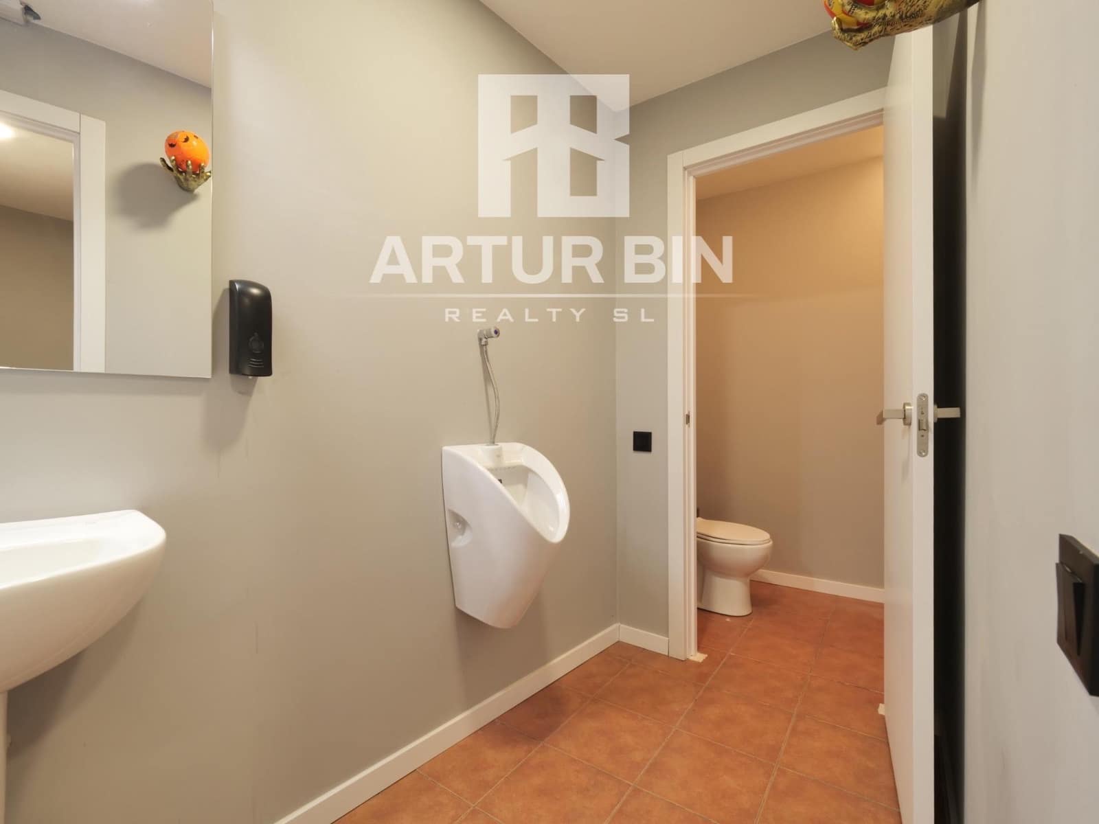 Business for sale in Valencia city - € 50,000 (Ref: 9347371)