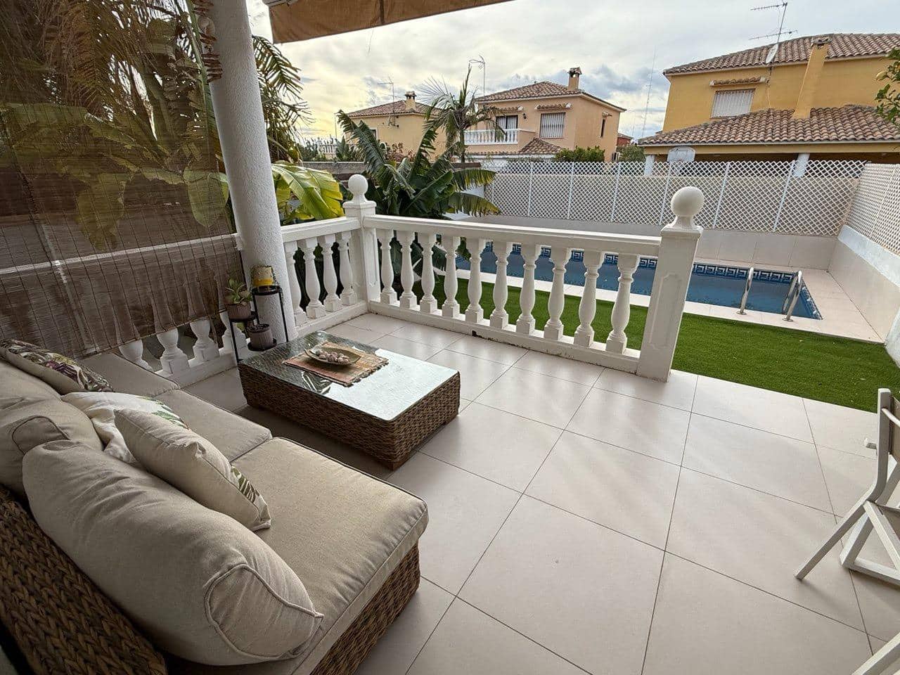 3 quarto Casa em Banda para arrendar em La Pobla de Vallbona com piscina - 2 000 € (Ref: 9446356)