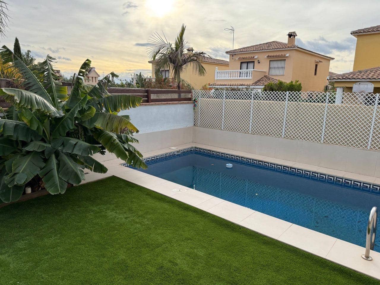 3 quarto Casa em Banda para arrendar em La Pobla de Vallbona com piscina - 2 000 € (Ref: 9446356)