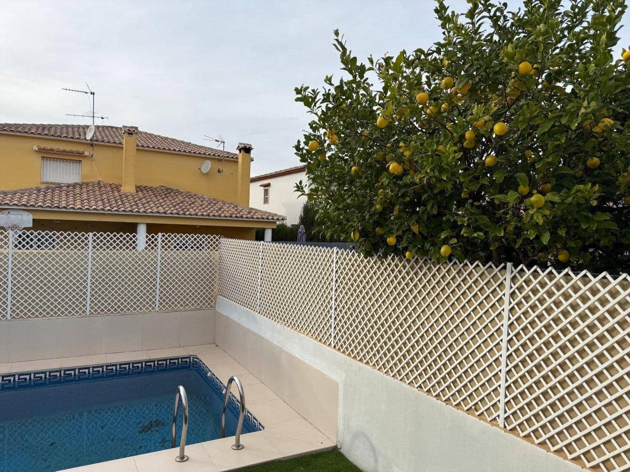 3 quarto Casa em Banda para arrendar em La Pobla de Vallbona com piscina - 2 000 € (Ref: 9446356)
