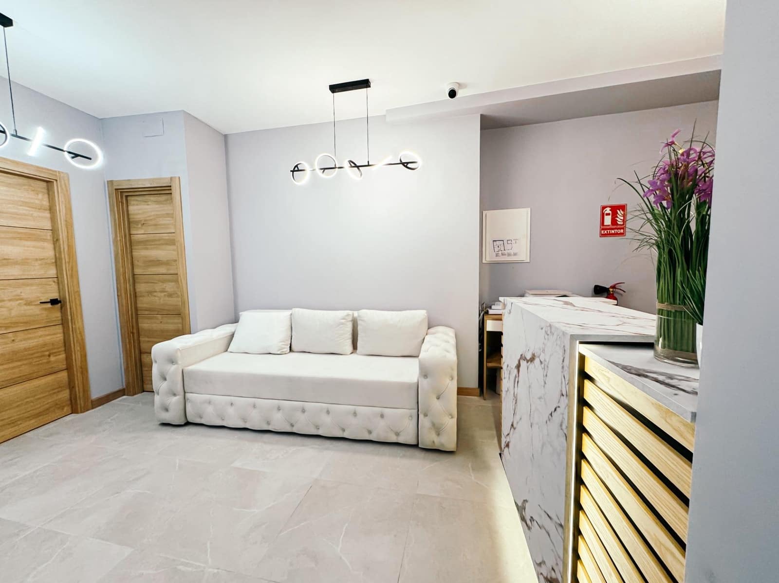 Hotel de 12 habitaciones en Torrevieja en venta - 1.490.000 € (Ref: 9491462)