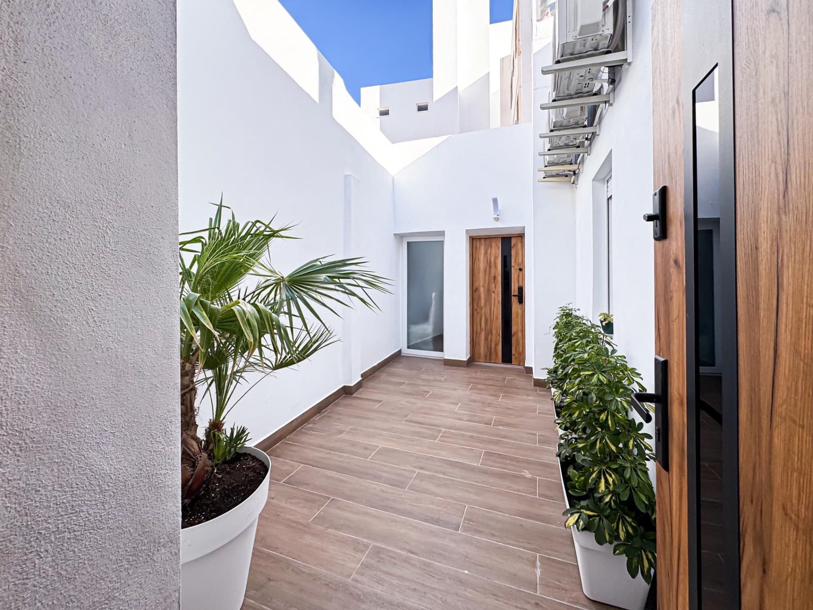 Hotel de 12 habitaciones en Torrevieja en venta - 1.490.000 € (Ref: 9491462)