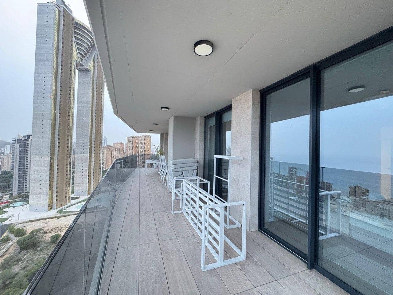 Apartamento de 3 habitaciones en Benidorm en alquiler - 2.300 € (Ref: 9504315)