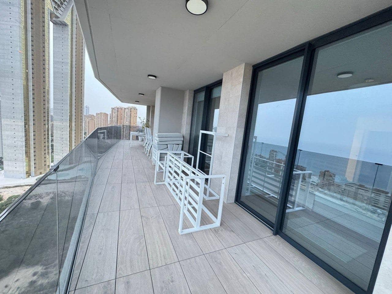 Apartamento de 3 habitaciones en Benidorm en alquiler - 2.300 € (Ref: 9504315)