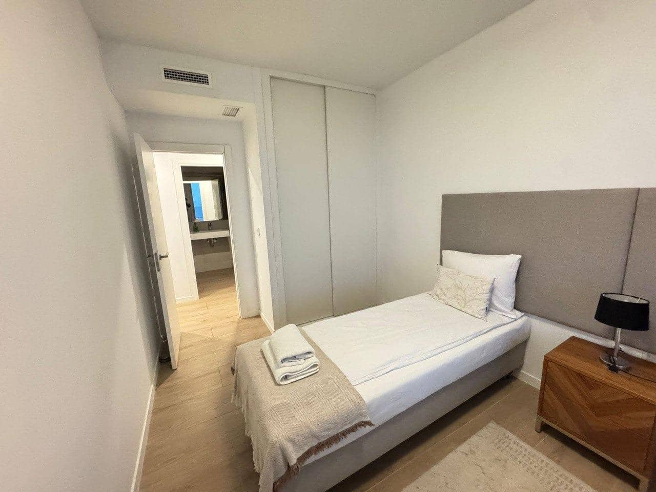 Apartamento de 3 habitaciones en Benidorm en alquiler - 2.300 € (Ref: 9504315)