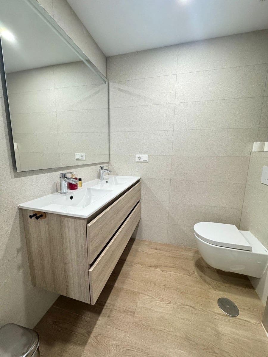 Apartamento de 3 habitaciones en Benidorm en alquiler - 2.300 € (Ref: 9504315)