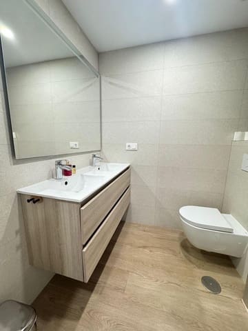 Apartamento de 3 habitaciones en Playa Poniente, Benidorm en alquiler - 2.300 € (Ref: 9504315)