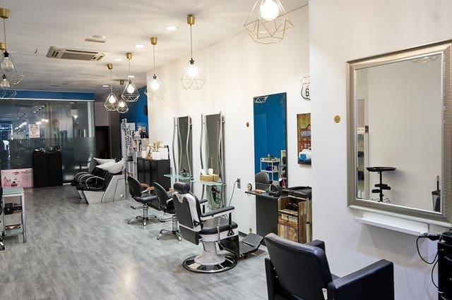 4 bedroom Business for sale in Trinitat, Valencia city - € 30,000 (Ref: 9513432)