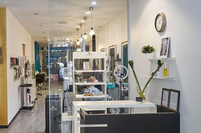 4 bedroom Business for sale in Trinitat, Valencia city - € 30,000 (Ref: 9513432)