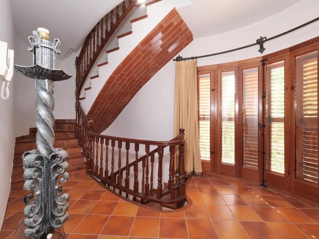 8 bedroom Terraced Villa for sale in Chiva - € 1,200,000 (Ref: 9677509)