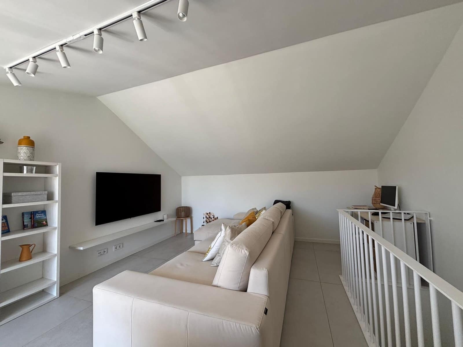 3 bedroom Terraced Villa for rent in Valencia city - € 2,200 (Ref: 9726657)