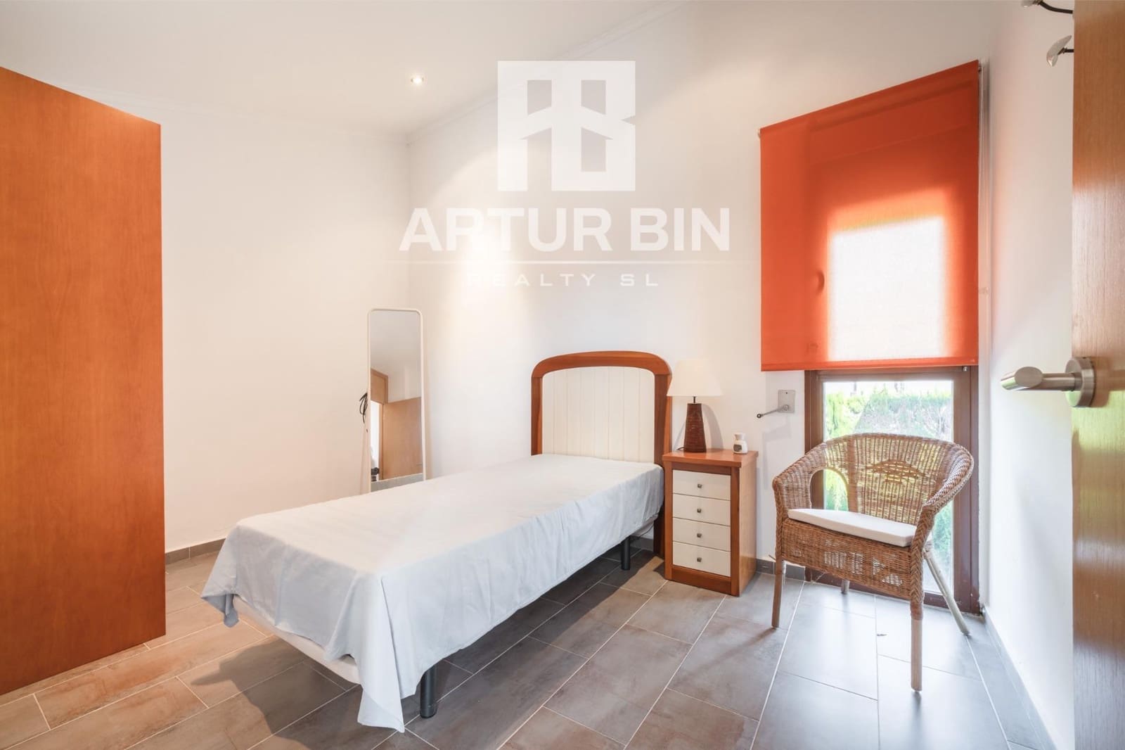 4 bedroom Villa for sale in Chiva with garage - € 475,000 (Ref: 9791075)