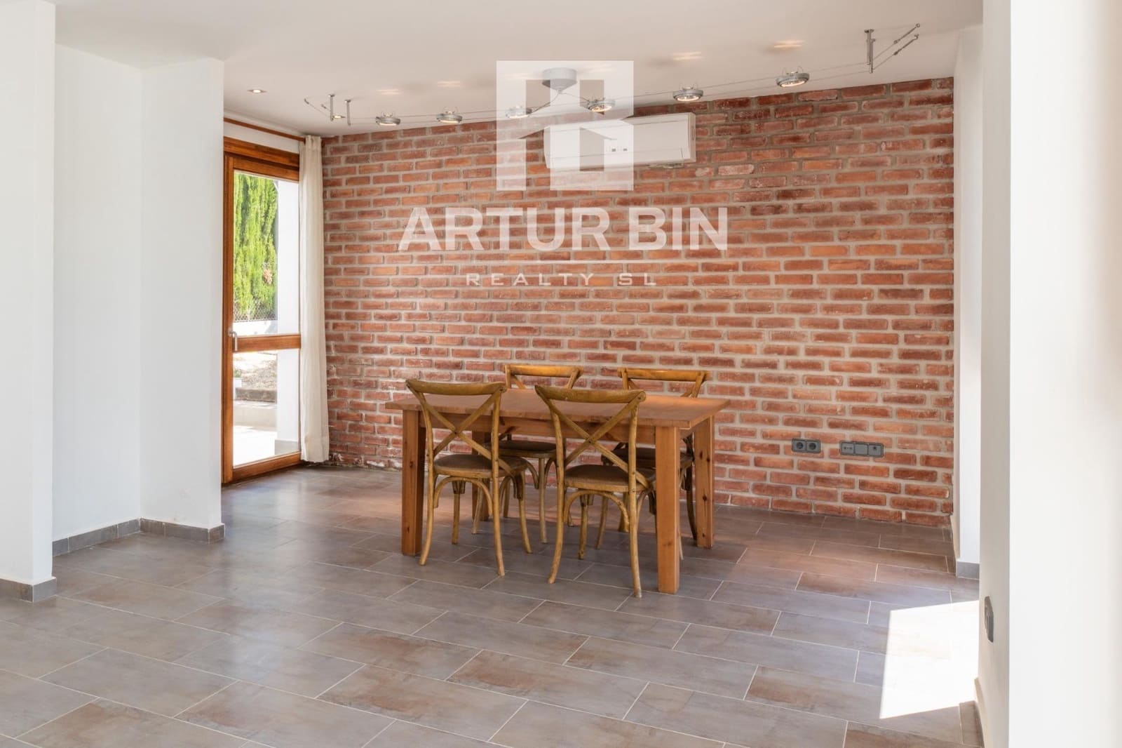 4 bedroom Villa for sale in Chiva with garage - € 475,000 (Ref: 9791075)