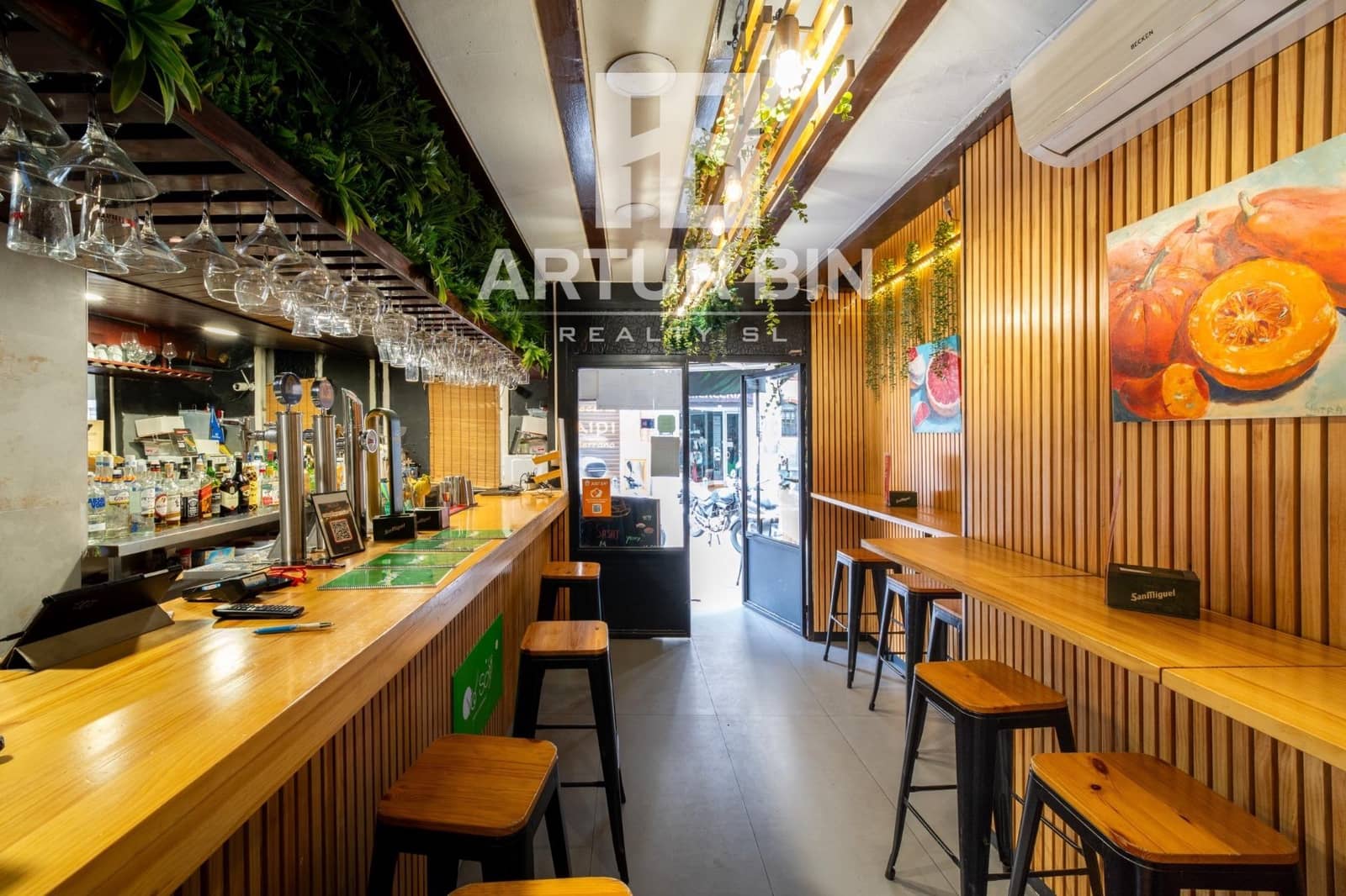 Commercial for rent in Valencia city - € 1,200 (Ref: 9829186)