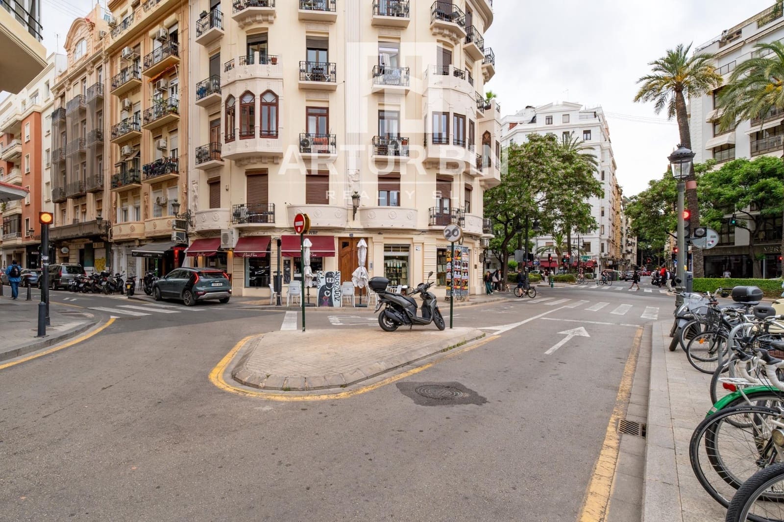 Commercial for rent in Valencia city - € 1,200 (Ref: 9829186)