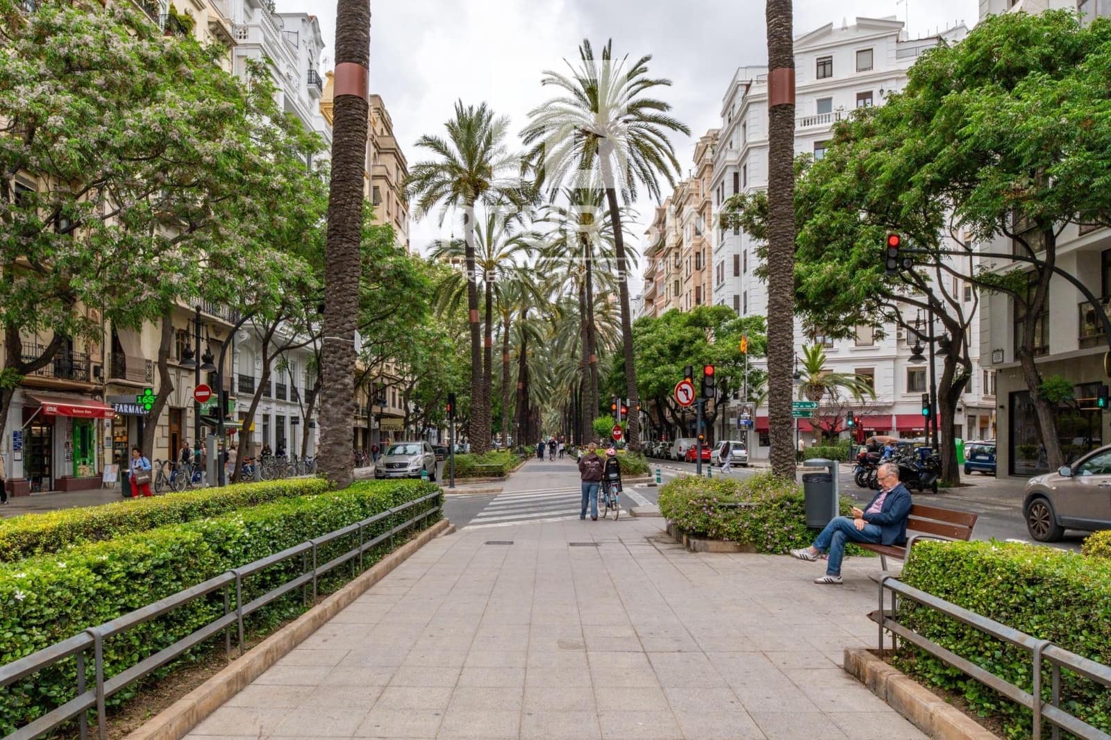 Commercial for rent in Valencia city - € 1,200 (Ref: 9829186)