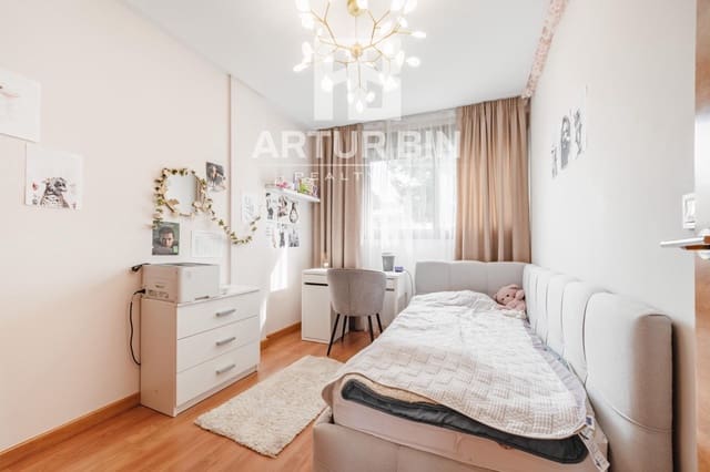 Villa/Maison Mitoyenne de 4 chambres à louer à Alginet avec piscine garage - 2 500 € (Ref: 9865223)